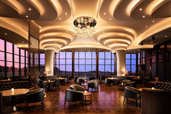 2 restaurants, breakfast, lunch, dinner served; international cuisine