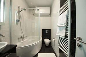 Appartement, vue sur la mer | Salle de bain | Douche, articles de toilette (gratuits), séchoir à cheveux