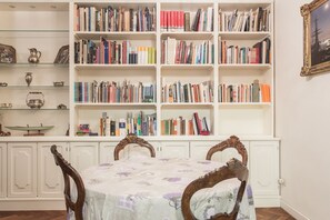 Appartamento, 1 camera da letto | Pasti in camera