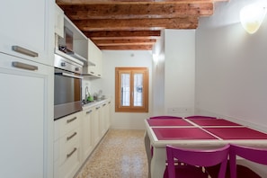 Departamento, 1 habitación | Cocina privada | Refrigerador con congelador, parrilla de estufa y utensilios de cocina 