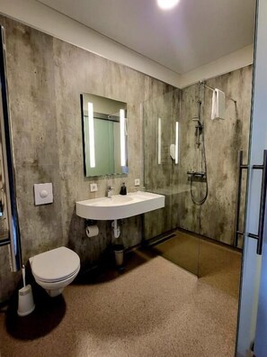 Superior tweepersoonskamer, privébadkamer | Badkamer | Een douche, gratis toiletartikelen, een haardroger, badjassen
