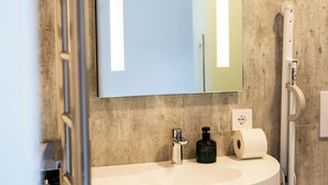 Chambre Double Supérieure, salle de bains privée | Literie hypoallergénique, couette en duvet d'oie, matelas Select Comfort