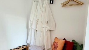 Chambre Familiale | Literie hypoallergénique, couette en duvet d'oie, matelas Select Comfort