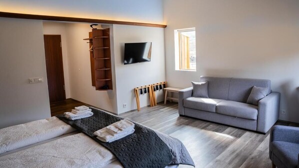 Hypo-allergenic bedding, down duvets, Select Comfort beds, desk - Hótel Flókalundur (Vesturbyggð)