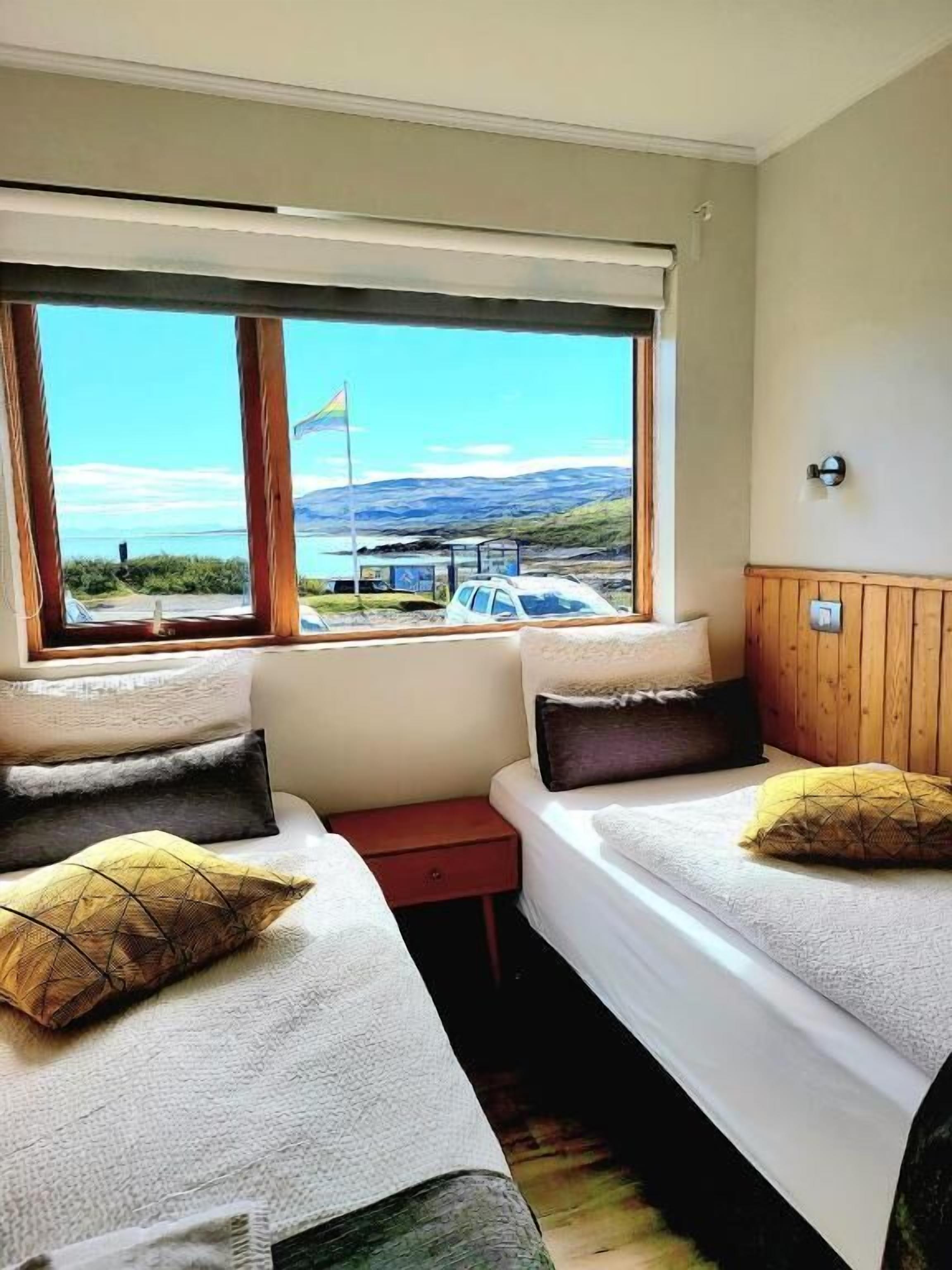 standard twin room, private bathroom | hypo-allergenic bedding, down duvets, select comfort beds, desk