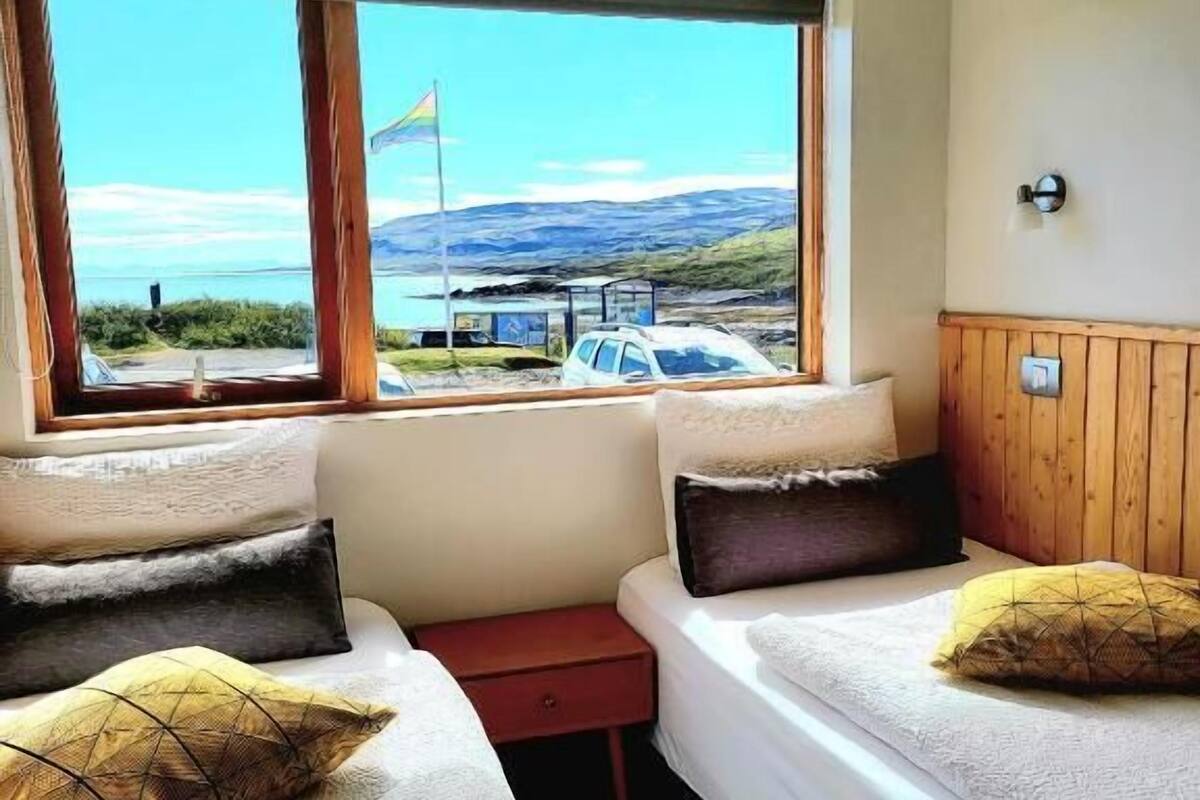 standard twin room, private bathroom | hypo-allergenic bedding, down duvets, select comfort beds, desk