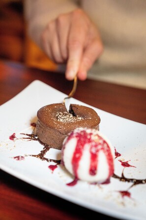 Ein Dessertteller mit einem Schokoladenkuchen und einer Kugel Eis.