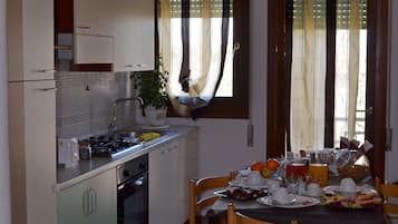 Habitación triple | Cocina privada | Parrilla de estufa, tetera eléctrica y utensilios de cocina