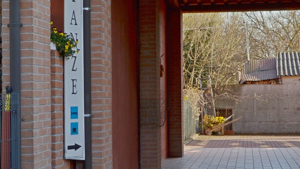 A brick building with a sign reading "BB STAZE" and an arrow pointing to the right. - B&B Ca' Gialla (Urbana)
