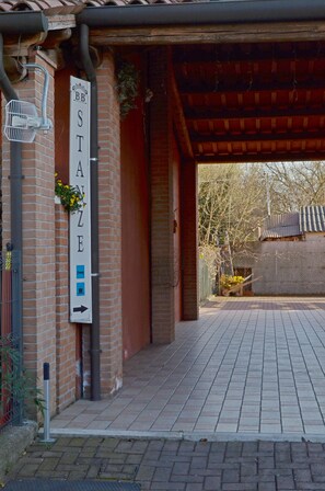 A brick building with a sign reading "BB STAZE" and an arrow pointing to the right. - B&B Ca' Gialla (Urbana)