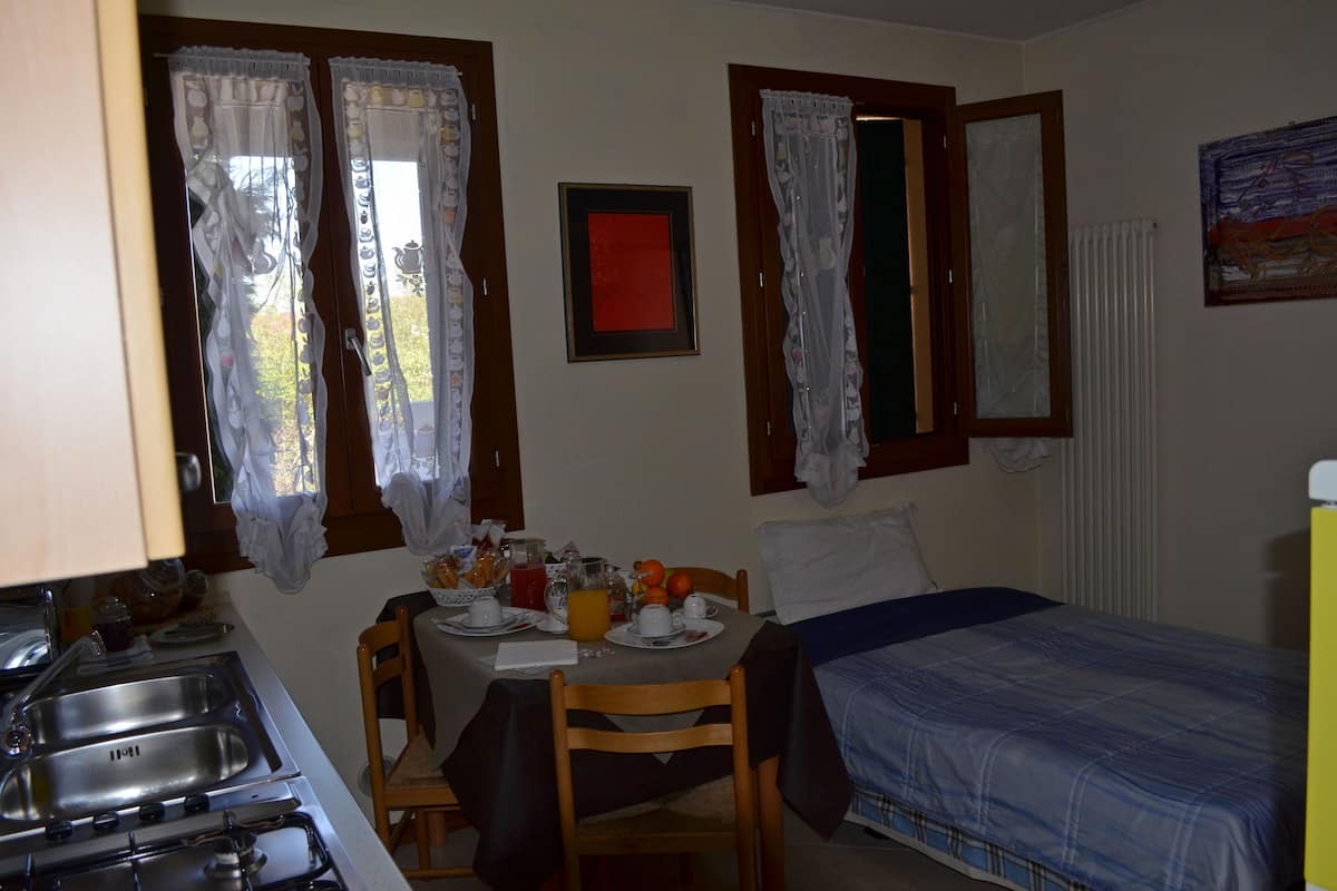 Camera familiare | Una scrivania, Wi-Fi gratuito, lenzuola