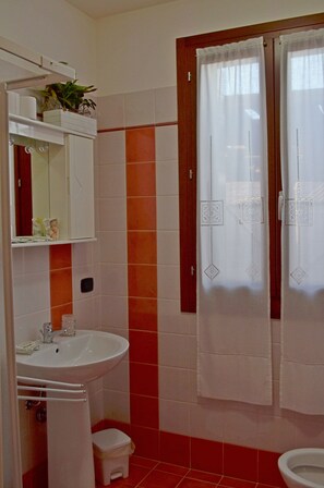 Family Room | Bathroom