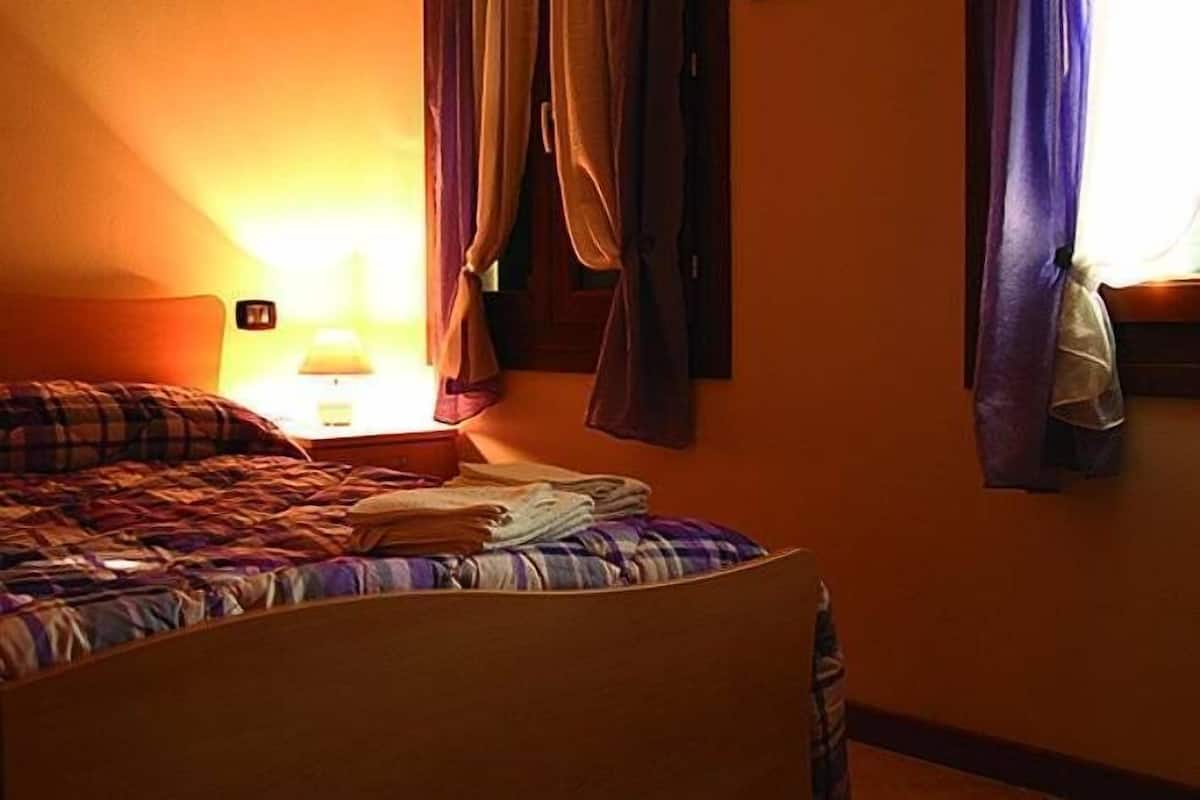 Camera doppia | Una scrivania, Wi-Fi gratuito, lenzuola