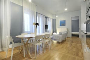 Apartment, 3 Bedrooms | In-room dining