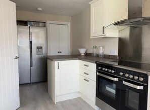 House, Multiple Beds, Non Smoking | Private kitchen