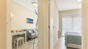 Ein modernes Zimmer mit einem Bett, einem Schreibtisch und einem Stuhl.