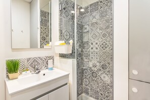 Apartamento, 1 quarto | Banheiro | Chuveiro, secador de cabelo, toalhas de banho, sabonete