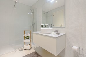 Apartment, 1 Bedroom | Bathroom | Shower, hair dryer, bidet, towels - Trindade Flat with Great View (Porto)