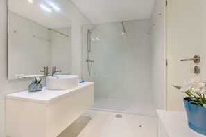 Apartment, 1 Bedroom | Bathroom | Shower, hair dryer, bidet, towels - Trindade Modern Flat (Porto)