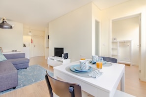 Apartment, 1 Bedroom | Living area | 100-cm flat-screen TV with cable channels, TV - Trindade Modern Flat (Porto)