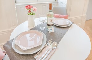 开间 | 起居区 | 100-厘米纯平电视 （配备有线频道）、电视