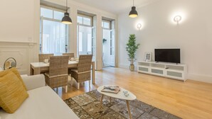 アパートメント 1 ベッドルーム | リビング エリア | 100 cmの薄型テレビ (ケーブル放送視聴可)、テレビ