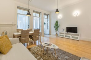 Lejlighed - 1 soveværelse | Opholdsområde | 100-centimeters fladskærms-tv med kabelkanaler, tv