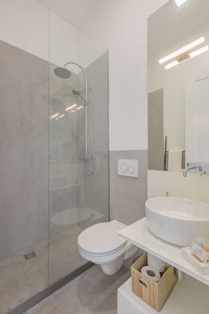 Apartment, 1 Bedroom | Bathroom | Shower, hair dryer, bidet, towels - Santa Catarina Downtown Flat (Porto)