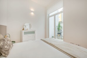 Apartment, 1 Bedroom | 1 bedroom, iron/ironing board, cribs (surcharge), WiFi (free) - Santa Catarina Downtown Flat (Porto)