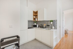 Apartment, 1 Bedroom | Private kitchen | Espresso maker, coffee/tea maker, full-size fridge, microwave - Santa Catarina Downtown Flat (Porto)
