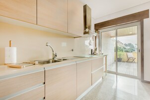 Refrigerador con freezer, microondas, horno, placa de cocina