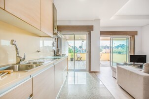 Refrigerador con freezer, microondas, horno, placa de cocina