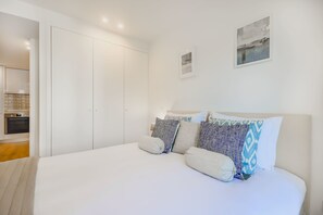 2 habitaciones, tabla de planchar con plancha, cunas y wifi gratis 