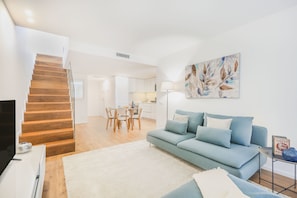 Apartamento, 2 habitaciones | Zona de estar | Televisión de pantalla plana de 32 pulgadas con canales por cable