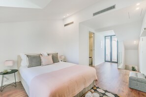 Apartment, 2 Bedrooms | 2 bedrooms, iron/ironing board, cots/infant beds, free WiFi - Porto City Elegant Retreat (Porto)