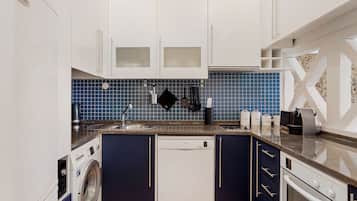 Appartement, 1 slaapkamer | Privékeuken | Een koelkast/vriezer, een magnetron, een oven, een kookplaat