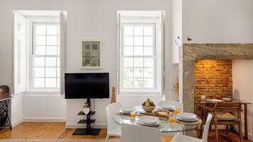 Appartement, 1 slaapkamer | Woonruimte | Een flatscreentelevisie