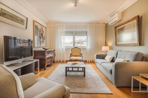 Apartamento, 1 habitación | Sala de estar | Televisión de pantalla plana de 32 pulgadas con canales por cable