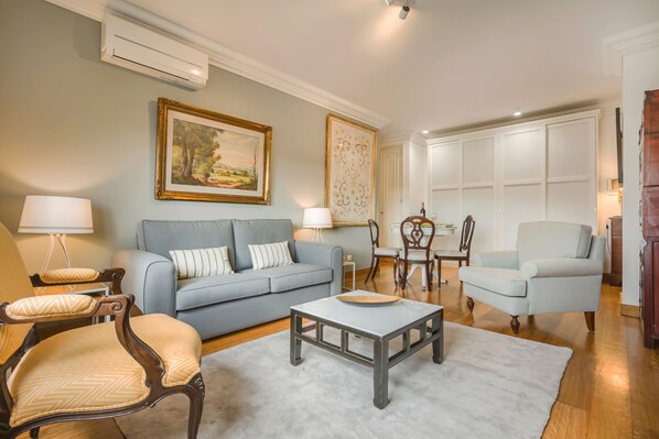 Apartment, 1 Schlafzimmer | Wohnzimmer | 32-Zoll-Flachbildfernseher mit Kabelempfang, Fernseher