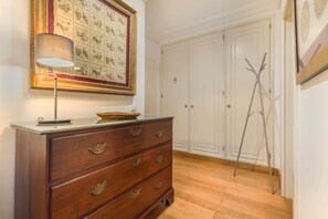Apartment, 1 Schlafzimmer | Wohnbereich | 32-Zoll-Flachbildfernseher mit Kabelempfang, Fernseher