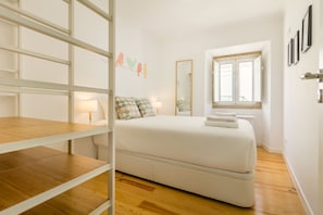 1 habitación, tabla de planchar con plancha, cunas y wifi gratis 