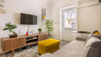 Apartamento, 1 quarto | Sala de estar | TV de tela plana