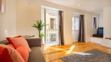 Apartamento, 1 habitación | Sala de estar | Televisión de pantalla plana de 28 pulgadas con canales por cable