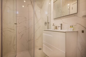 Leilighet, 1 soverom | Bad | Dusj, hårføner og håndklær