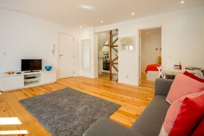 Apartment, 1 Schlafzimmer | Wohnzimmer | 28-Zoll-Flachbildfernseher mit Kabelempfang, Fernseher