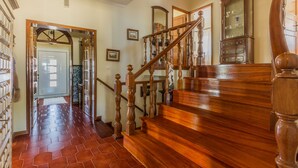 A wooden staircase with a handrail leading to a landing. - Casa de Monsanto I Lamego (Lamego)