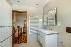 Stadtwohnung, 3 Schlafzimmer, eigener Pool, Bergblick | Badezimmer | Duschwanne, Haartrockner, Handtücher