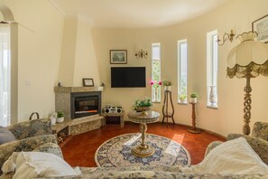 聯排別墅, 3 間臥室, 私人泳池, 山景 | 客廳 | 100-公分平面電視、有線頻道、電視