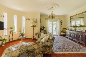 聯排別墅, 3 間臥室, 私人泳池, 山景 | 起居區 | 100-公分平面電視、有線頻道、電視