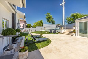 Stadtwohnung, 3 Schlafzimmer, eigener Pool, Bergblick | Terrasse/Patio